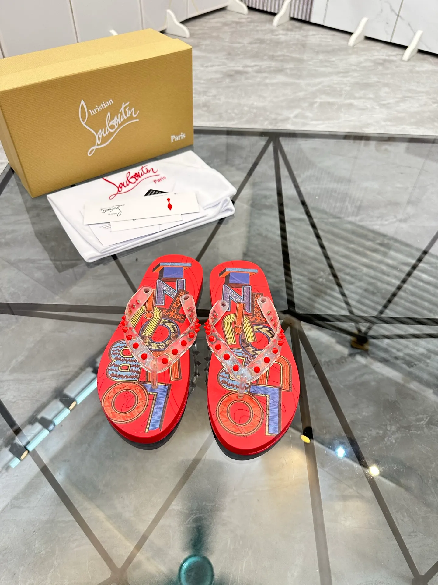 Men's shoes: 💰P280¥ Product trademark: CL red-soled shoes* "CL*" flip-flops Regular size: 36-44 (can be customized to 45.46) Couple style Product materials: Original material from upper counter, 5D color printing process, high-end rivets, original lining, original outsole. Number: 789